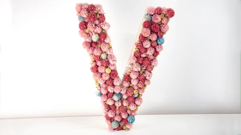 Materiales y pasos para crear letras decorativas con flores